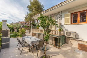 Villa con jardin cerca de la playa